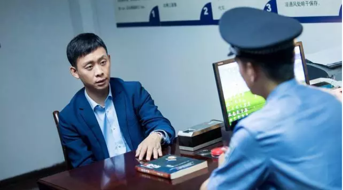 張譯、張國立、李建義領銜都市情感劇《我的親爹和后爸》今晚重磅播出！