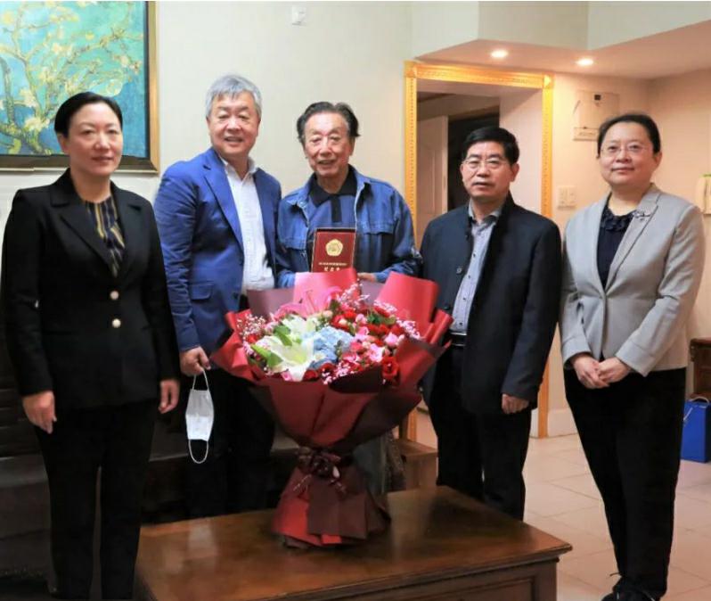 山影集團(tuán)領(lǐng)導(dǎo)向抗美援朝老戰(zhàn)士、老同志頒發(fā)紀(jì)念章